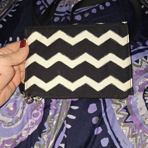 Thirty-One Black and White Chevron Crossbody Bag - Picture 3 of 9